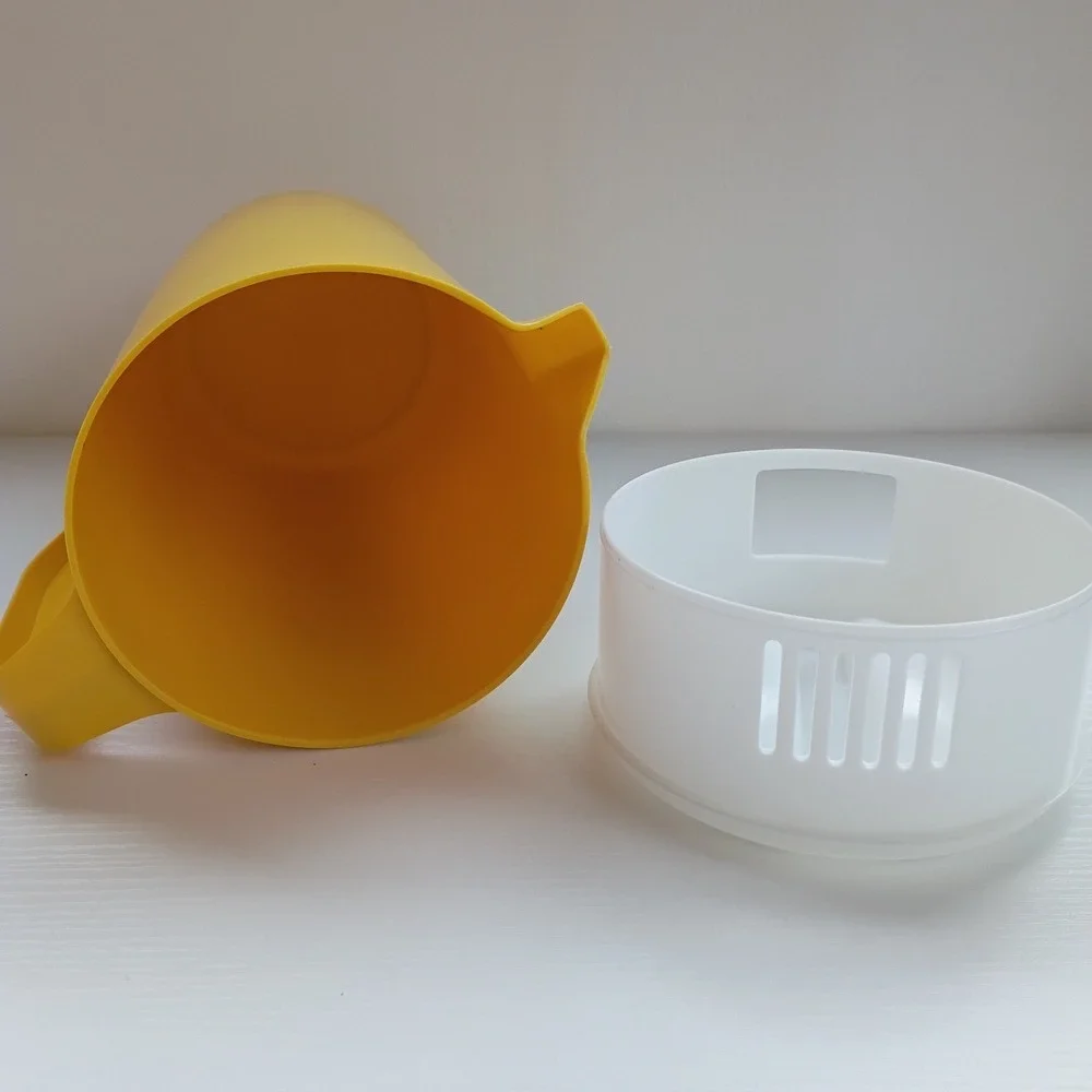 Vintage Rubbermaid 2445 Yellow 2 1/4 Quart Pitcher w/ Slotted White Lid